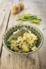 Pommes de terre vapeur végétaliennes avec bacon aux algues croustillantes et collations au sucre — Photo de stock