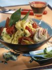 Farfalle insalata di pasta con pomodori e prosciutto — Foto stock