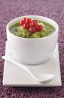 Closeup view of kiwi and muscat soup with red currants — Stock Photo