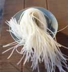 Куча сырой рисовой лапши — стоковое фото