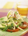 Salade posée sur une assiette verte et fond flou — Photo de stock