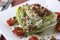 Wedge salad with bacon — Stock Photo