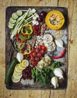 Verschiedene Gemüsesorten auf einem Vintage-Tablett gesundes Gemüse auf hölzerner Oberfläche — Stockfoto