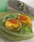 Aspics d'huîtres et d'artichauts sur des plaques de verre vert — Photo de stock