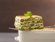 Pezzo di lasagne di salmone e acetosa — Foto stock