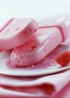 Strawberry candy ice lollies — Stock Photo