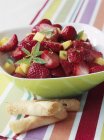 Салат з полуниці та манго — стокове фото
