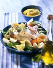 Bacalao de Marsella y verduras escalfadas Aoli en plato negro - foto de stock