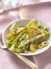 Green and white asparagus with confit citrus — Stock Photo