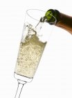 Наливая бокал шампанского — стоковое фото