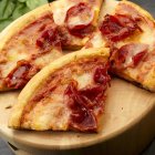 Нарезанная пицца с томатным соусом — стоковое фото