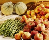 Selección de frutas y verduras sobre toalla blanca - foto de stock