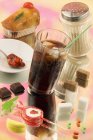 Vista de primer plano de productos azucarados surtidos con Cola - foto de stock