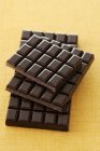 Плитки тёмного шоколада на столе — стоковое фото