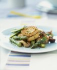 Capesante fritte in padella con asparagi e funghi sul piatto — Foto stock