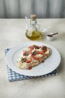Focaccia mit Mozzarella auf Teller — Stockfoto