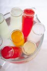 Vista de perto de bebidas refrescantes caseiras em uma tigela — Fotografia de Stock