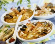 Sopa de pescado Bouillabaisse - foto de stock