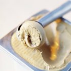 Ложка морозива на морозиві — стокове фото