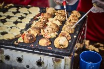 Vue surélevée de l'organisation farcie boules de pâte asiatique sur cuisinière — Photo de stock