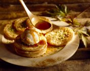 Pfannkuchen mit Vanilleeis und Ahornsirup — Stockfoto