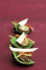 Вид крупным планом гребешков закуски с листьями на раковинах — стоковое фото