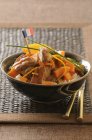 Carne di maiale con carote in ciotola — Foto stock