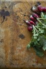 Ravanelli freschi con foglie — Foto stock