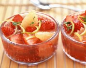 Salades de fraises et de pamplemousses dans des bols — Photo de stock