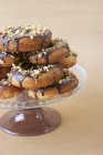 Donuts enrobés de chocolat et pistaches — Photo de stock