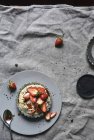 Tartelette aux fraises avec mousse au chocolat — Photo de stock
