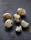 Перепелиные яйца с яичной скорлупой — стоковое фото