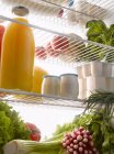 Produtos alimentares frescos no frigorífico — Fotografia de Stock