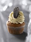Keks-Cupcake auf grau — Stockfoto