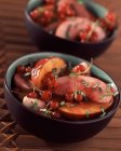Персиковий салат з червоною смородиною — стокове фото