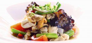 Légumes frits au wok avec poulet sur assiette blanche — Photo de stock
