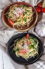 Паста Спагетті з помідорами та сиром — стокове фото