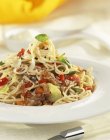 Spaghetti bolognese con carne macinata — Foto stock