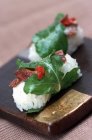 Nigiri sushi con tocino y rúcula - foto de stock