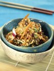 Vista ravvicinata dell'insalata con riso, verdure ed erbe aromatiche in ciotole — Foto stock