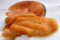 Salmón fresco y salmón ahumado - foto de stock