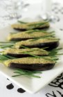 Auberginen gefüllt mit Auberginen-Kaviar auf weißem Teller — Stockfoto