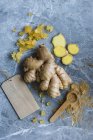 Fresh wih grounded and candied ginger — Stock Photo