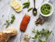 Ingredientes para el crostini de salmón - foto de stock