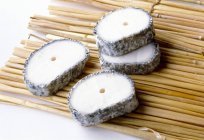 Goat's cheese on straw towel — Stock Photo