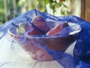 Peras frescas en el tazón - foto de stock