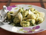 Gnocchi-Nudeln mit geriebenem Käse und Pesto — Stockfoto