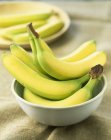 Bananas maduras frescas em tigela — Fotografia de Stock