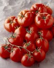 Tomates rojos maduros - foto de stock