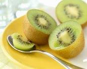 Fresh kiwi halves — Stock Photo